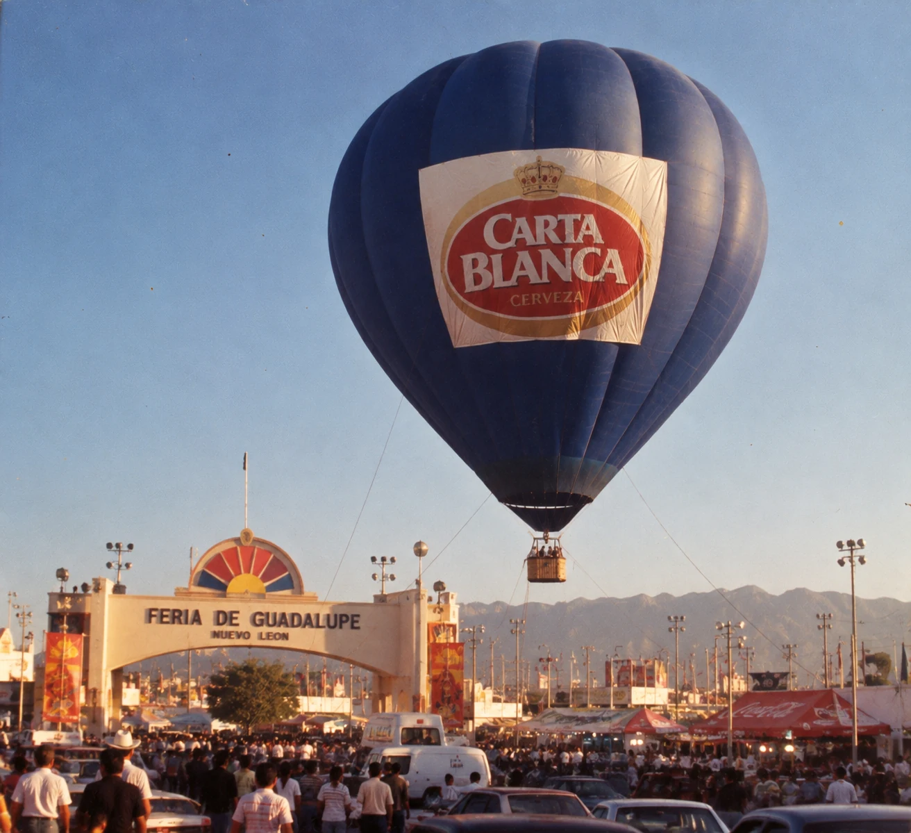 Recreación visual del globo aerostático publicitario de Carta Blanca en la Feria de Guadalupe, proyecto histórico de Radar Publicitario