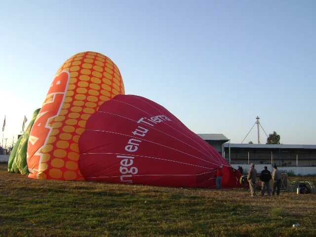 Proceso de inflado y preparación en tierra del globo aerostático DEKALB de forma especial