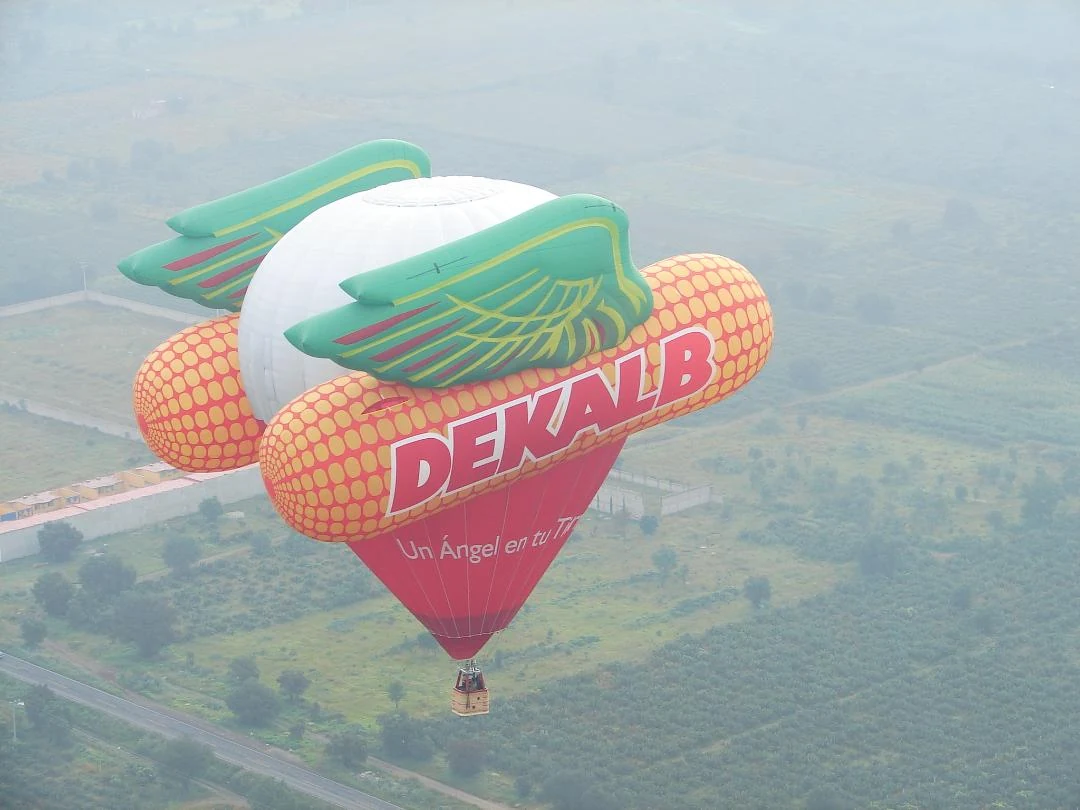 Operación en vuelo del globo aerostático publicitario DEKALB de forma especial en México